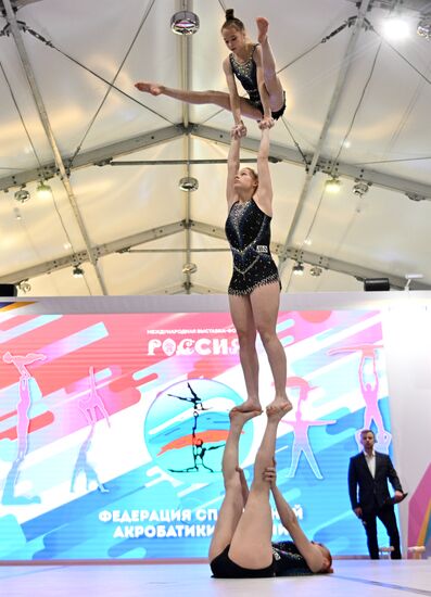 Выставка "Россия". Показательное выступление Федерации спортивной акробатики