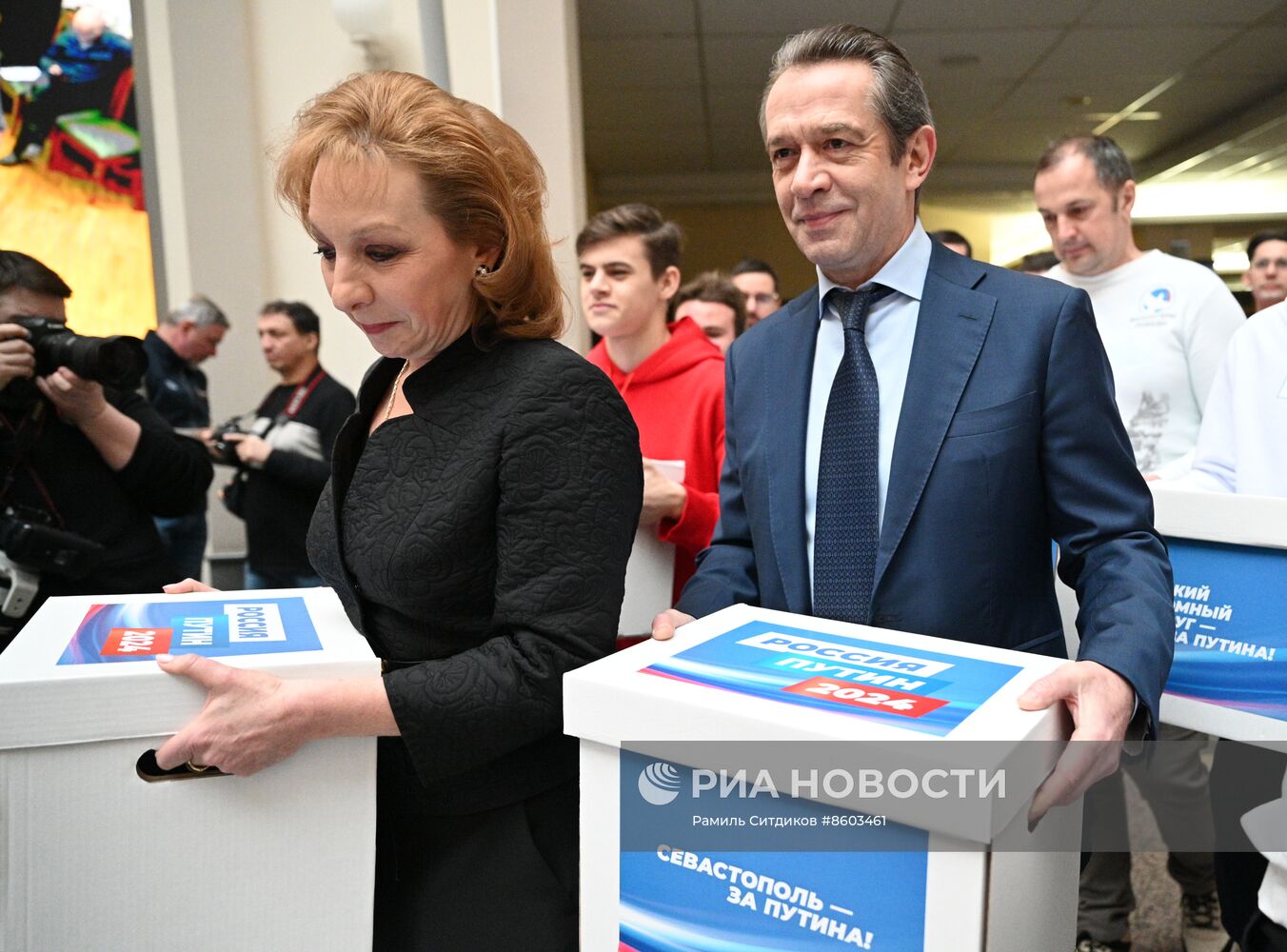 Подача подписей в поддержку кандидата в президенты РФ В. Путина в ЦИК