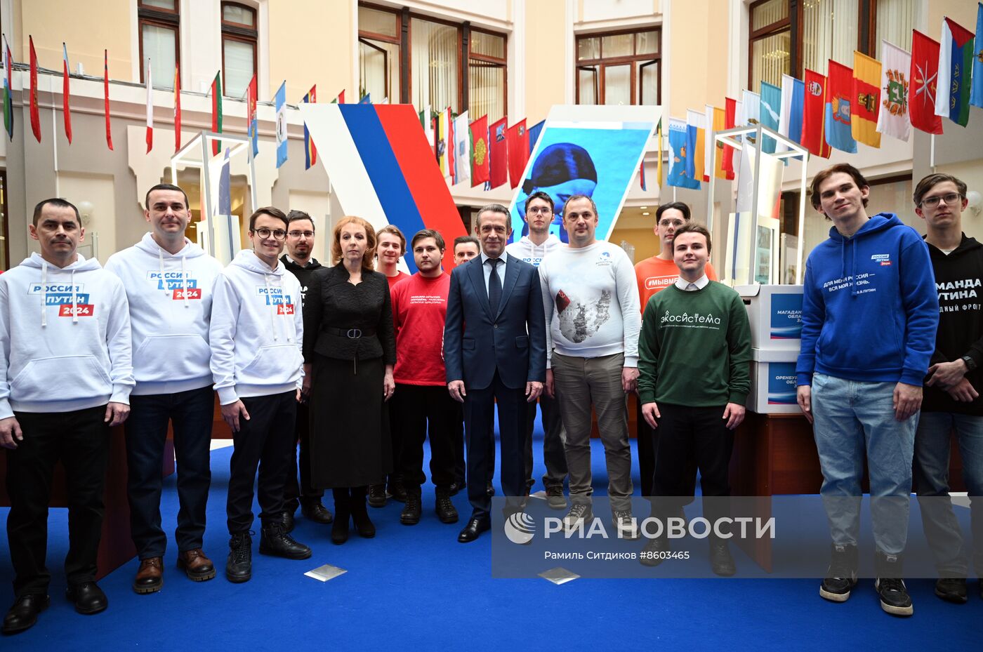 Подача подписей в поддержку кандидата в президенты РФ В. Путина в ЦИК
