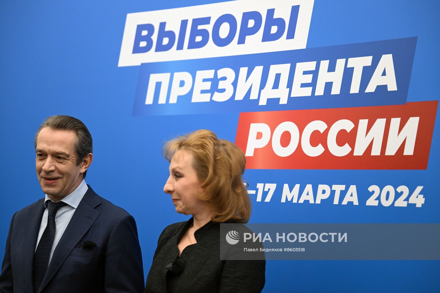 Вручение удостоверений доверенным лицам кандидата в президенты В. Путина