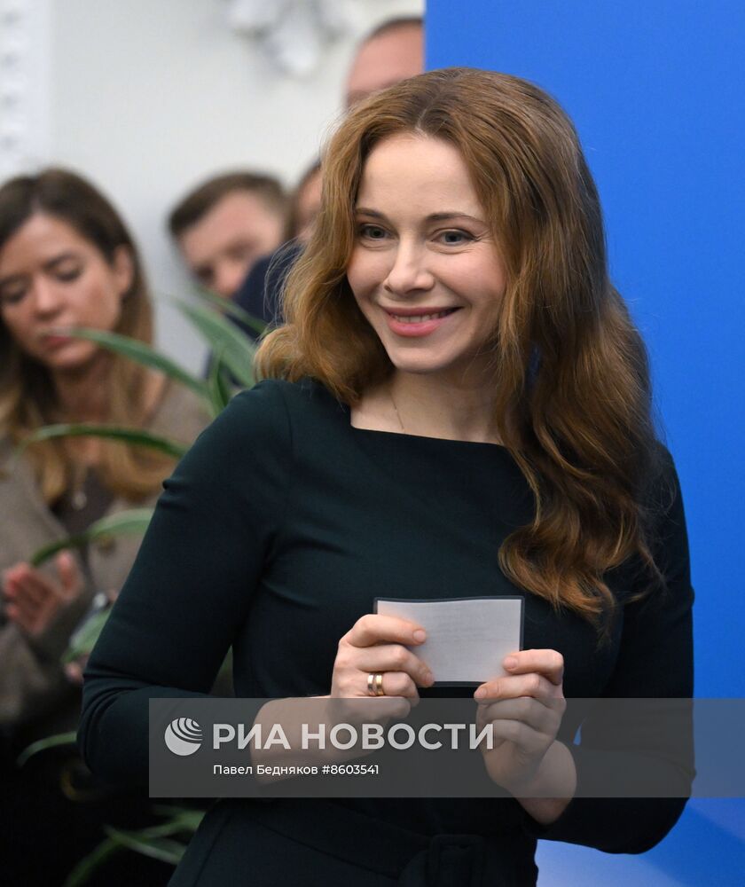 Вручение удостоверений доверенным лицам кандидата в президенты В. Путина