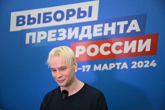 Вручение удостоверений доверенным лицам кандидата в президенты В. Путина 