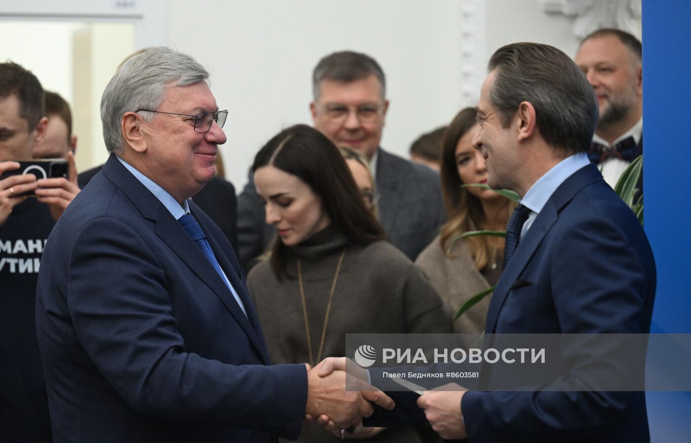 Вручение удостоверений доверенным лицам кандидата в президенты В. Путина