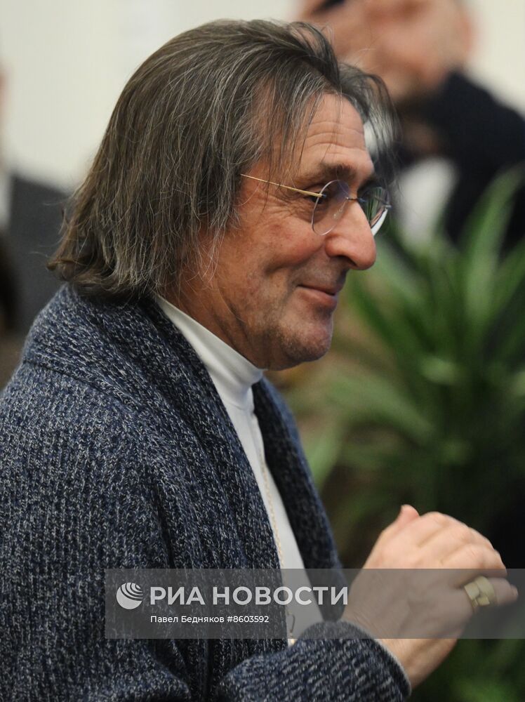 Вручение удостоверений доверенным лицам кандидата в президенты В. Путина