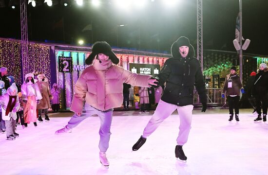 Международная выставка-форум "Россия", павильон №84 "Дом культуры"
Семейное катание на льду с олимпийским чемпионом
Виктория Синицина и Никита Кацалапов, чемпионы мира и Европы, олимпийские чемпионы в танцах на льду Место: Россия, Москва. Автор: Кристина Кормилицына/РИА Новости. Выставка "Россия". Семейное катание на льду с олимпийским чемпионом