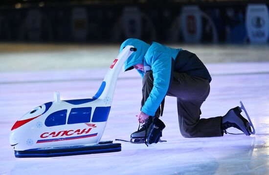 Международная выставка-форум "Россия", павильон №84 "Дом культуры"
Семейное катание на льду с олимпийским чемпионом Место: Россия, Москва. Автор: Кристина Кормилицына/РИА Новости. Выставка "Россия". Семейное катание на льду с олимпийским чемпионом