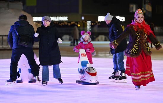 Международная выставка-форум "Россия", павильон №84 "Дом культуры"
Семейное катание на льду с олимпийским чемпионом Место: Россия, Москва. Автор: Кристина Кормилицына/РИА Новости. Выставка "Россия". Семейное катание на льду с олимпийским чемпионом