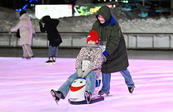 Международная выставка-форум "Россия", павильон №84 "Дом культуры"
Семейное катание на льду с олимпийским чемпионом Место: Россия, Москва. Автор: Кристина Кормилицына/РИА Новости. Выставка "Россия". Семейное катание на льду с олимпийским чемпионом