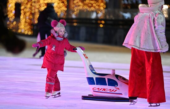 Международная выставка-форум "Россия", павильон №84 "Дом культуры"
Семейное катание на льду с олимпийским чемпионом Место: Россия, Москва. Автор: Кристина Кормилицына/РИА Новости. Выставка "Россия". Семейное катание на льду с олимпийским чемпионом