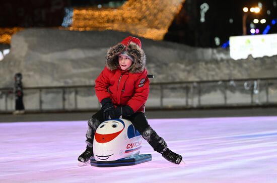 Международная выставка-форум "Россия", павильон №84 "Дом культуры"
Семейное катание на льду с олимпийским чемпионом Место: Россия, Москва. Автор: Кристина Кормилицына/РИА Новости. Выставка "Россия". Семейное катание на льду с олимпийским чемпионом