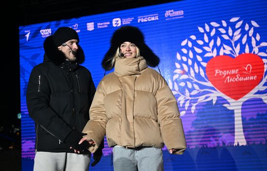 Международная выставка-форум "Россия", павильон №84 "Дом культуры"
Семейное катание на льду с олимпийским чемпионом
Виктория Синицина и Никита Кацалапов, чемпионы мира и Европы, олимпийские чемпионы в танцах на льду
Место: Россия, Москва. Автор: Кристина Кормилицына/РИА Новости. Выставка "Россия". Семейное катание на льду с олимпийским чемпионом