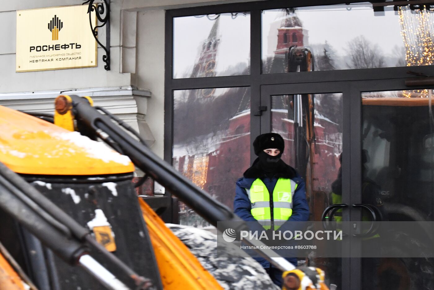 Вход в офис компании 