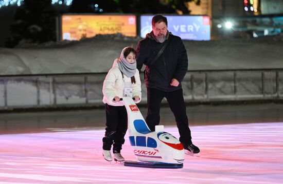 Международная выставка-форум "Россия", павильон №84 "Дом культуры"
Семейное катание на льду с олимпийским чемпионом Место: Россия, Москва. Автор: Кристина Кормилицына/РИА Новости. Выставка "Россия". Семейное катание на льду с олимпийским чемпионом