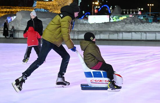 Международная выставка-форум "Россия", павильон №84 "Дом культуры"
Семейное катание на льду с олимпийским чемпионом Место: Россия, Москва. Автор: Кристина Кормилицына/РИА Новости. Выставка "Россия". Семейное катание на льду с олимпийским чемпионом