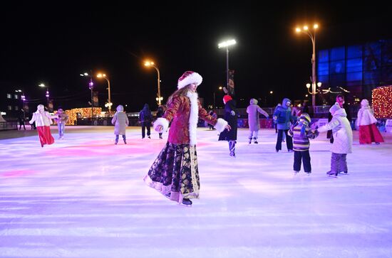 Международная выставка-форум "Россия", павильон №84 "Дом культуры"
Семейное катание на льду с олимпийским чемпионом Место: Россия, Москва. Автор: Кристина Кормилицына/РИА Новости. Выставка "Россия". Семейное катание на льду с олимпийским чемпионом