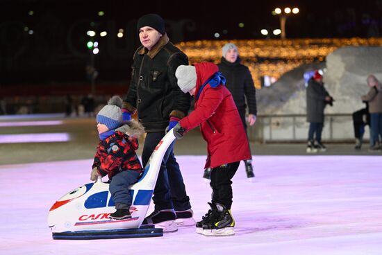 Международная выставка-форум "Россия", павильон №84 "Дом культуры"
Семейное катание на льду с олимпийским чемпионом Место: Россия, Москва. Автор: Кристина Кормилицына/РИА Новости. Выставка "Россия". Семейное катание на льду с олимпийским чемпионом