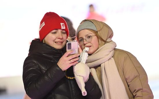 Международная выставка-форум "Россия", павильон №84 "Дом культуры"
Семейное катание на льду с олимпийским чемпионом Место: Россия, Москва. Автор: Кристина Кормилицына/РИА Новости. Выставка "Россия". Семейное катание на льду с олимпийским чемпионом