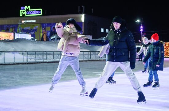 Международная выставка-форум "Россия", павильон №84 "Дом культуры"
Семейное катание на льду с олимпийским чемпионом
Виктория Синицина и Никита Кацалапов, чемпионы мира и Европы, олимпийские чемпионы в танцах на льду
Место: Россия, Москва. Автор: Кристина Кормилицына/РИА Новости. Выставка "Россия". Семейное катание на льду с олимпийским чемпионом