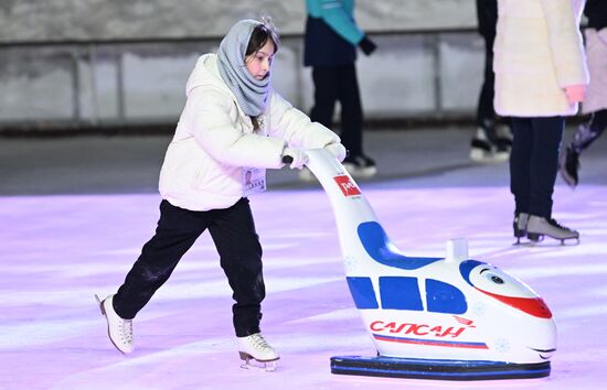 Международная выставка-форум "Россия", павильон №84 "Дом культуры"
Семейное катание на льду с олимпийским чемпионом Место: Россия, Москва. Автор: Кристина Кормилицына/РИА Новости. Выставка "Россия". Семейное катание на льду с олимпийским чемпионом