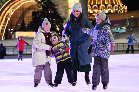 Международная выставка-форум "Россия", павильон №84 "Дом культуры"
Семейное катание на льду с олимпийским чемпионом Место: Россия, Москва. Автор: Кристина Кормилицына/РИА Новости. Выставка "Россия". Семейное катание на льду с олимпийским чемпионом