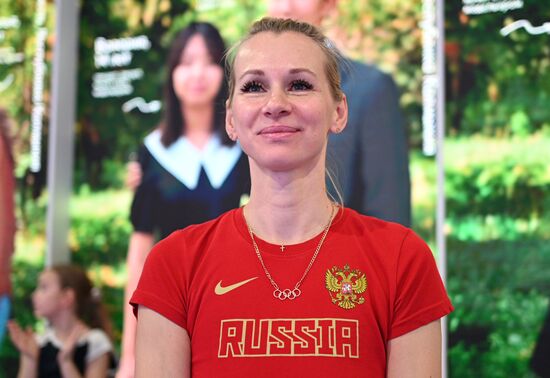 Выставка "Россия". Зарядка с олимпийской чемпионкой Юлией Гущиной