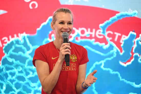 Выставка "Россия". Зарядка с олимпийской чемпионкой Юлией Гущиной