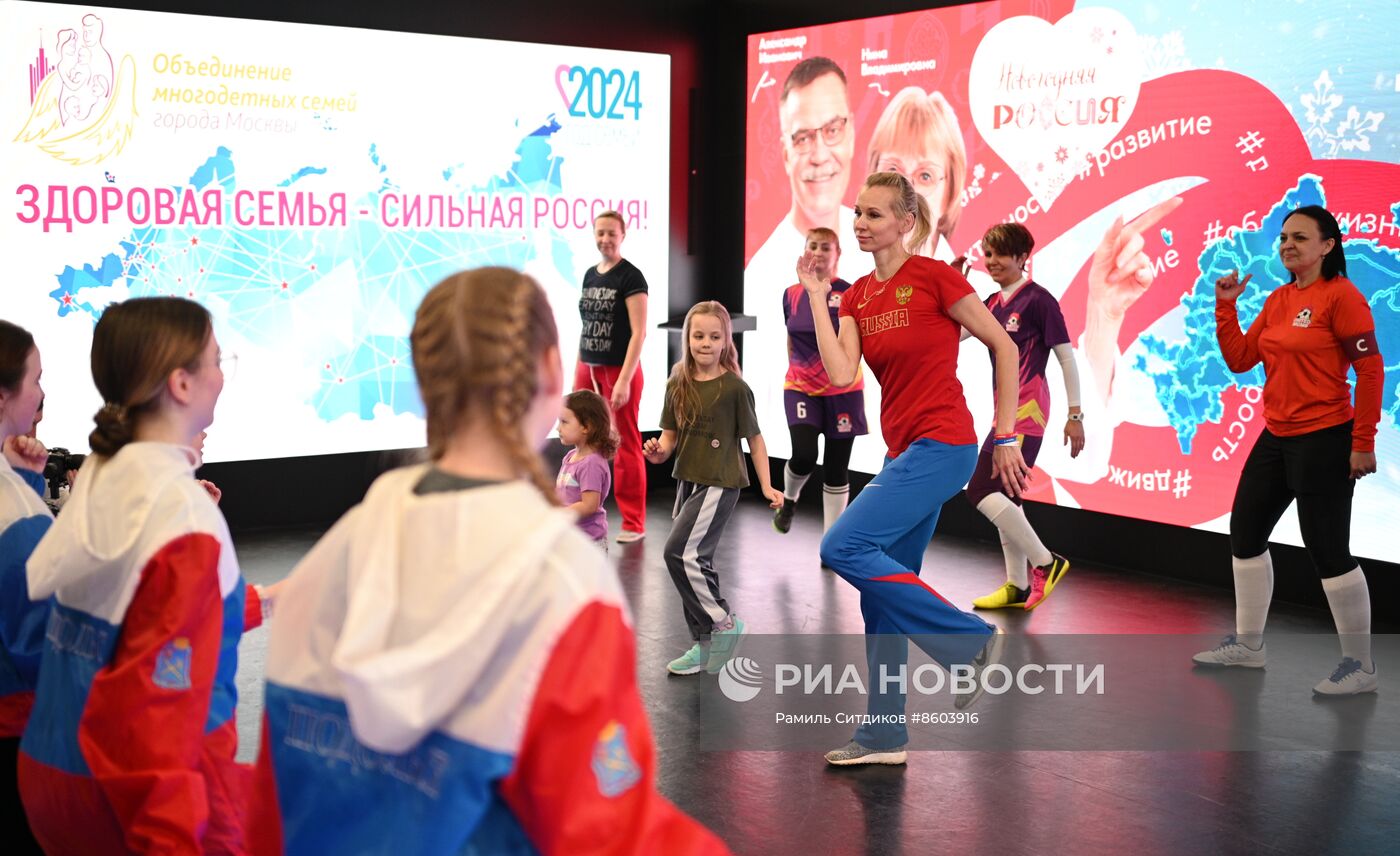 Выставка "Россия". Зарядка с олимпийской чемпионкой Юлией Гущиной