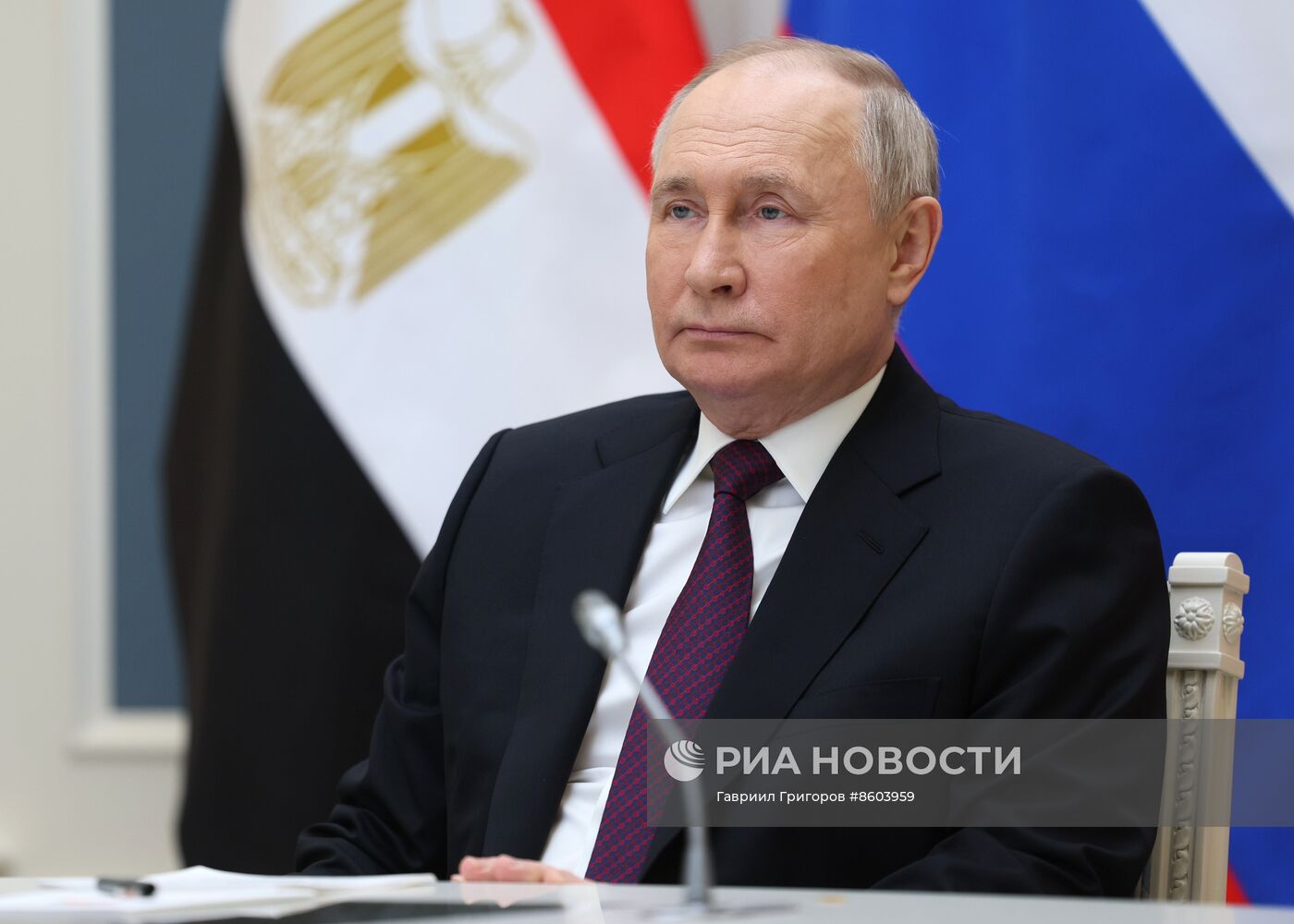 Президент РФ В. Путин принял участие в церемонии по случаю начала заливки бетона в основание энергоблока №4 египетской АЭС "Эль-Дабаа"