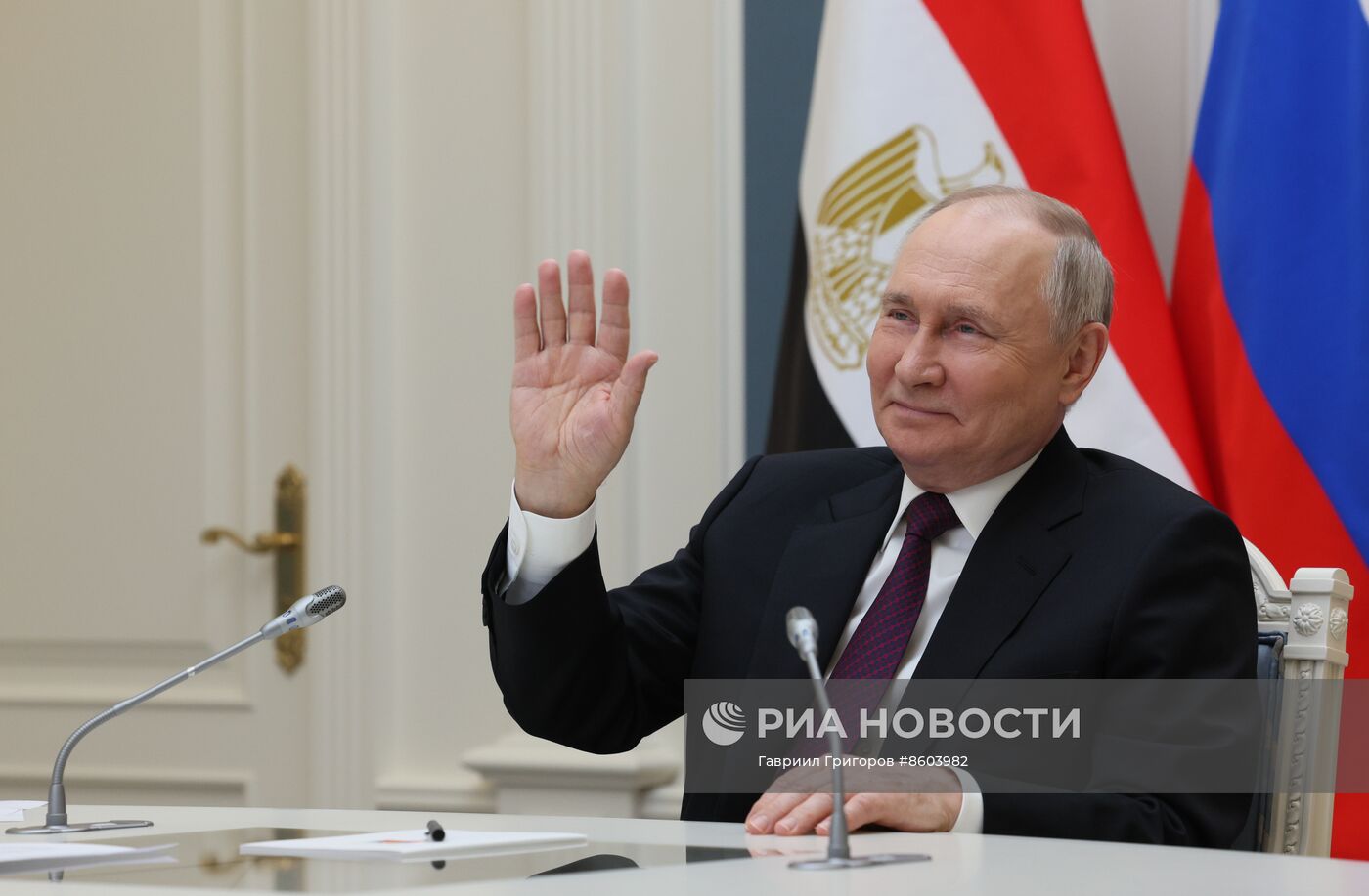 Президент РФ В. Путин принял участие в церемонии по случаю начала заливки бетона в основание энергоблока №4 египетской АЭС "Эль-Дабаа"