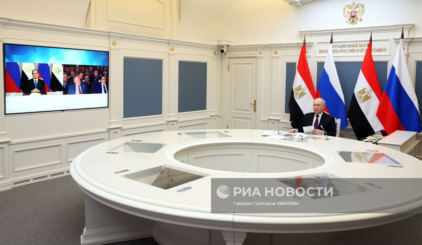 Президент РФ В. Путин принял участие в церемонии по случаю начала заливки бетона в основание энергоблока №4 египетской АЭС "Эль-Дабаа"