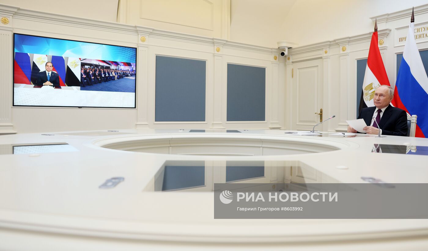 Президент РФ В. Путин принял участие в церемонии по случаю начала заливки бетона в основание энергоблока №4 египетской АЭС "Эль-Дабаа"