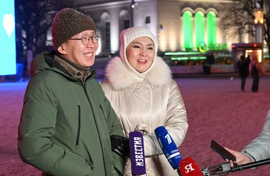 Международная выставка-форум "Россия"
Серия пресс-подходов семей, участвующих в церемонии зажжения Всероссийского семейного очага в рамках церемонии запуска "Года семьи", у Главной уличной сцены
Владислав Федоров и Жанна Ксенофонтова из Республики Саха (Якутия) Место: Россия, Москва. Автор: Максим Блинов/РИА Новости. Выставка "Россия". Торжественная церемония запуска "Года семьи" в рамках форума "Родные – Любимые" на выставке "Россия"