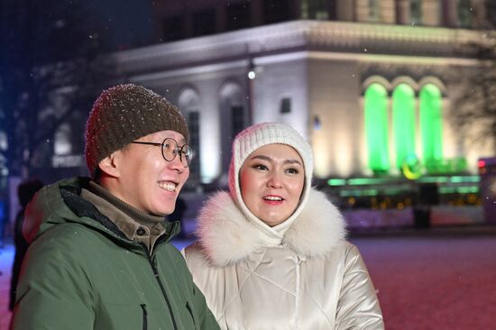 Международная выставка-форум "Россия"
Серия пресс-подходов семей, участвующих в церемонии зажжения Всероссийского семейного очага в рамках церемонии запуска "Года семьи", у Главной уличной сцены
Владислав Федоров и Жанна Ксенофонтова из Республики Саха (Якутия) Место: Россия, Москва. Автор: Максим Блинов/РИА Новости. Выставка "Россия". Торжественная церемония запуска "Года семьи" в рамках форума "Родные – Любимые" на выставке "Россия"