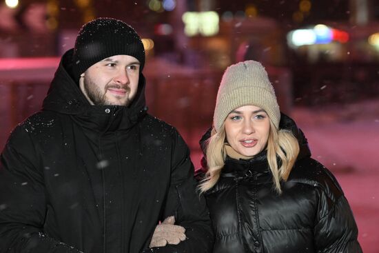 Международная выставка-форум "Россия"
Серия пресс-подходов семей, участвующих в церемонии зажжения Всероссийского семейного очага в рамках церемонии запуска "Года семьи", у Главной уличной сцены
Максим и Арина Баклановы из Кузбасса Место: Россия, Москва. Автор: Максим Блинов/РИА Новости. Выставка "Россия". Торжественная церемония запуска "Года семьи" в рамках форума "Родные – Любимые" на выставке "Россия"