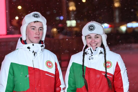 Международная выставка-форум "Россия"
Серия пресс-подходов семей, участвующих в церемонии зажжения Всероссийского семейного очага в рамках церемонии запуска "Года семьи", у Главной уличной сцены
Самат и Сюмбель Зиятдиновы из Татарстана Место: Россия, Москва. Автор: Максим Блинов/РИА Новости. Выставка "Россия". Торжественная церемония запуска "Года семьи" в рамках форума "Родные – Любимые" на выставке "Россия"