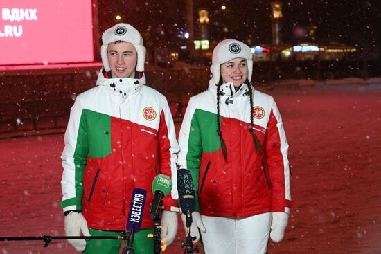 Международная выставка-форум "Россия"
Серия пресс-подходов семей, участвующих в церемонии зажжения Всероссийского семейного очага в рамках церемонии запуска "Года семьи", у Главной уличной сцены
Самат и Сюмбель Зиятдиновы из Татарстана Место: Россия, Москва. Автор: Максим Блинов/РИА Новости. Выставка "Россия". Торжественная церемония запуска "Года семьи" в рамках форума "Родные – Любимые" на выставке "Россия"