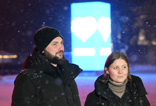 Международная выставка-форум "Россия"
Серия пресс-подходов семей, участвующих в церемонии зажжения Всероссийского семейного очага в рамках церемонии запуска "Года семьи", у Главной уличной сцены
Константин Хетагуров и Анжелика Карданова из Республики Северная Осетия-Алания Место: Россия, Москва. Автор: Максим Блинов/РИА Новости. Выставка "Россия". Торжественная церемония запуска "Года семьи" в рамках форума "Родные – Любимые" на выставке "Россия"