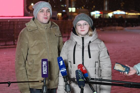 Международная выставка-форум "Россия"
Серия пресс-подходов семей, участвующих в церемонии зажжения Всероссийского семейного очага в рамках церемонии запуска "Года семьи", у Главной уличной сцены
Ассоль и Сергей Мишарины из Республики Коми Место: Россия, Москва. Автор: Максим Блинов/РИА Новости. Выставка "Россия". Торжественная церемония запуска "Года семьи" в рамках форума "Родные – Любимые" на выставке "Россия"