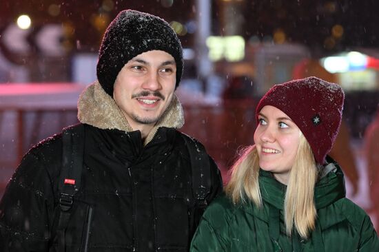 Международная выставка-форум "Россия"
Серия пресс-подходов семей, участвующих в церемонии зажжения Всероссийского семейного очага в рамках церемонии запуска "Года семьи", у Главной уличной сцены
Владислав и Александра Капустинские из Волгоградской области Место: Россия, Москва. Автор: Максим Блинов/РИА Новости. Выставка "Россия". Торжественная церемония запуска "Года семьи" в рамках форума "Родные – Любимые" на выставке "Россия"