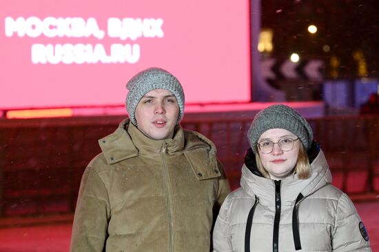 Международная выставка-форум "Россия"
Серия пресс-подходов семей, участвующих в церемонии зажжения Всероссийского семейного очага в рамках церемонии запуска "Года семьи", у Главной уличной сцены
Ассоль и Сергей Мишарины из Республики Коми Место: Россия, Москва. Автор: Максим Блинов/РИА Новости. Выставка "Россия". Торжественная церемония запуска "Года семьи" в рамках форума "Родные – Любимые" на выставке "Россия"