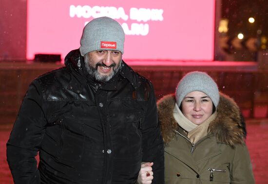 Международная выставка-форум "Россия"
Серия пресс-подходов семей, участвующих в церемонии зажжения Всероссийского семейного очага в рамках церемонии запуска "Года семьи", у Главной уличной сцены
Руслан Базоев и Лимара Юсупова из Херсонской области Место: Россия, Москва. Автор: Максим Блинов/РИА Новости. Выставка "Россия". Торжественная церемония запуска "Года семьи" в рамках форума "Родные – Любимые" на выставке "Россия"