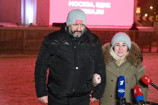 Международная выставка-форум "Россия"
Серия пресс-подходов семей, участвующих в церемонии зажжения Всероссийского семейного очага в рамках церемонии запуска "Года семьи", у Главной уличной сцены
Руслан Базоев и Лимара Юсупова из Херсонской области Место: Россия, Москва. Автор: Максим Блинов/РИА Новости. Выставка "Россия". Торжественная церемония запуска "Года семьи" в рамках форума "Родные – Любимые" на выставке "Россия"