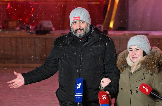 Международная выставка-форум "Россия"
Серия пресс-подходов семей, участвующих в церемонии зажжения Всероссийского семейного очага в рамках церемонии запуска "Года семьи", у Главной уличной сцены
Руслан Базоев и Лимара Юсупова из Херсонской области Место: Россия, Москва. Автор: Максим Блинов/РИА Новости. Выставка "Россия". Торжественная церемония запуска "Года семьи" в рамках форума "Родные – Любимые" на выставке "Россия"