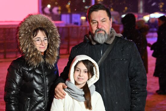 Международная выставка-форум "Россия"
Серия пресс-подходов семей, участвующих в церемонии зажжения Всероссийского семейного очага в рамках церемонии запуска "Года семьи", у Главной уличной сцены
Василий и Виктория Васины из Донецкой народной республики Место: Россия, Москва. Автор: Максим Блинов/РИА Новости. Выставка "Россия". Торжественная церемония запуска "Года семьи" в рамках форума "Родные – Любимые" на выставке "Россия"