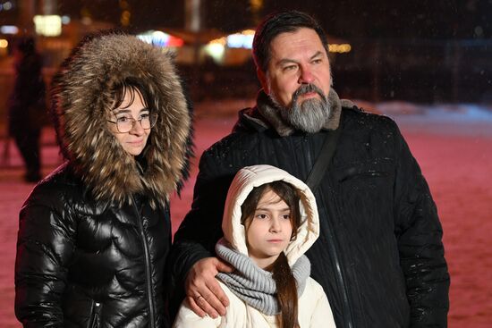 Международная выставка-форум "Россия"
Серия пресс-подходов семей, участвующих в церемонии зажжения Всероссийского семейного очага в рамках церемонии запуска "Года семьи", у Главной уличной сцены
Василий и Виктория Васины из Донецкой народной республики Место: Россия, Москва. Автор: Максим Блинов/РИА Новости. Выставка "Россия". Торжественная церемония запуска "Года семьи" в рамках форума "Родные – Любимые" на выставке "Россия"