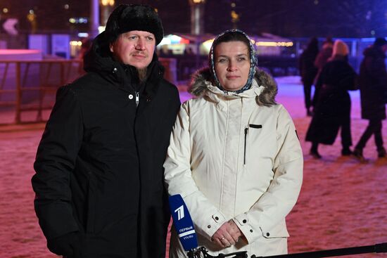 Международная выставка-форум "Россия"
Серия пресс-подходов семей, участвующих в церемонии зажжения Всероссийского семейного очага в рамках церемонии запуска "Года семьи", у Главной уличной сцены
Михаил и Екатерина Терентьевы из Владимирской области Место: Россия, Москва. Автор: Максим Блинов/РИА Новости. Выставка "Россия". Торжественная церемония запуска "Года семьи" в рамках форума "Родные – Любимые" на выставке "Россия"