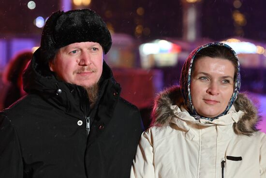 Международная выставка-форум "Россия"
Серия пресс-подходов семей, участвующих в церемонии зажжения Всероссийского семейного очага в рамках церемонии запуска "Года семьи", у Главной уличной сцены
Михаил и Екатерина Терентьевы из Владимирской области Место: Россия, Москва. Автор: Максим Блинов/РИА Новости. Выставка "Россия". Торжественная церемония запуска "Года семьи" в рамках форума "Родные – Любимые" на выставке "Россия"