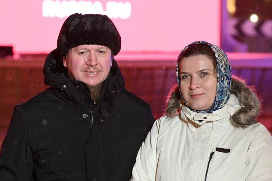 Международная выставка-форум "Россия"
Серия пресс-подходов семей, участвующих в церемонии зажжения Всероссийского семейного очага в рамках церемонии запуска "Года семьи", у Главной уличной сцены
Михаил и Екатерина Терентьевы из Владимирской области Место: Россия, Москва. Автор: Максим Блинов/РИА Новости. Выставка "Россия". Торжественная церемония запуска "Года семьи" в рамках форума "Родные – Любимые" на выставке "Россия"