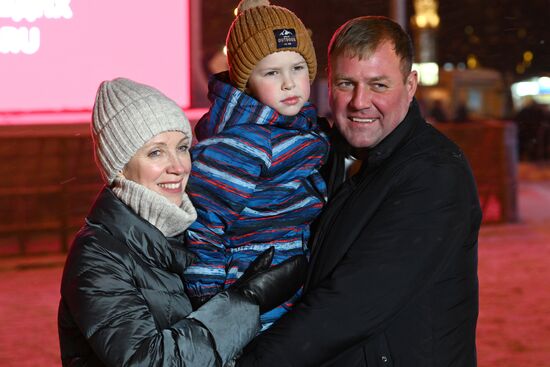 Международная выставка-форум "Россия"
Серия пресс-подходов семей, участвующих в церемонии зажжения Всероссийского семейного очага в рамках церемонии запуска "Года семьи", у Главной уличной сцены
Владимир и Юлия Сажаевы из Запорожской области Место: Россия, Москва. Автор: Максим Блинов/РИА Новости. Выставка "Россия". Торжественная церемония запуска "Года семьи" в рамках форума "Родные – Любимые" на выставке "Россия"