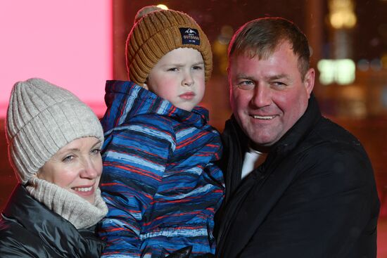 Международная выставка-форум "Россия"
Серия пресс-подходов семей, участвующих в церемонии зажжения Всероссийского семейного очага в рамках церемонии запуска "Года семьи", у Главной уличной сцены
Владимир и Юлия Сажаевы из Запорожской области Место: Россия, Москва. Автор: Максим Блинов/РИА Новости. Выставка "Россия". Торжественная церемония запуска "Года семьи" в рамках форума "Родные – Любимые" на выставке "Россия"